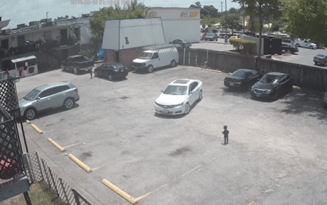 Bỏ mặc con trai đi một mình trong bãi đỗ xe, bà mẹ trẻ hối hận xé lòng Ảnh 2