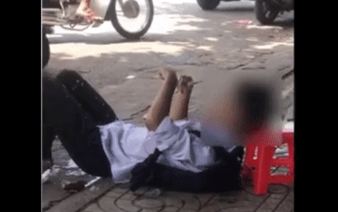 Phát hoảng cảnh nam sinh bất ngờ nôn ói rồi có biểu hiện co giật bất thường ngay vỉa hè nhiều người qua lại Ảnh 2