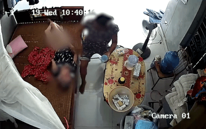 Phẫn nộ hình ảnh nữ giúp việc đánh tát dã man cụ bà nằm liệt giường, còn bóp miệng để đổ sữa Ảnh 2