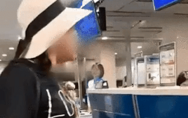 Xôn xao clip hành khách chửi bới, doạ đánh nhân viên Vietnam Airlines vì không được chấp nhận hành lý quá cân Ảnh 2