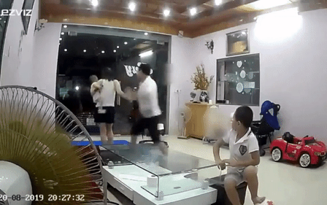 Xác định danh tính người chồng đánh vợ túi bụi trước mặt 2 con nhỏ Ảnh 2