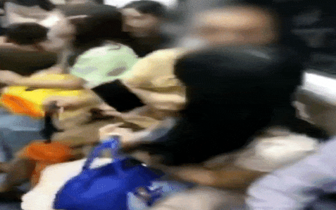 Ông già dọa giết chết cô gái khi tranh chỗ ngồi trên tàu điện ngầm Ảnh 2