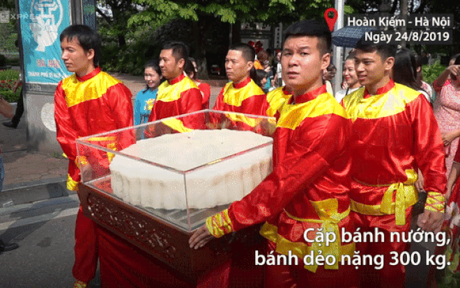 Hàng trăm người rước cặp bánh trung thu 300 kg Ảnh 2