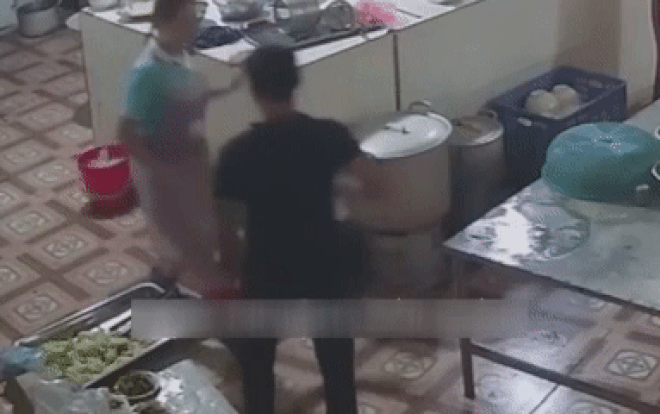 Truy tìm kẻ tạt axit nữ phụ bếp bỏng nặng vùng mặt: Đối tượng có hình xăm ở tay phải Ảnh 2