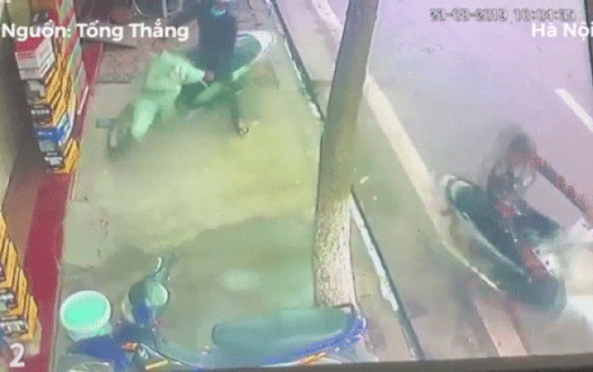 Nam thanh niên che chắn cho đồng bọn mở khóa trộm xe SH trong tích tắc Ảnh 2