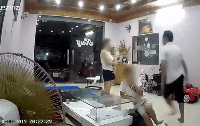 Vụ chồng thẳng tay đánh vợ túi bụi trước mặt 2 con: Gia đình đã hòa thuận trở lại Ảnh 2