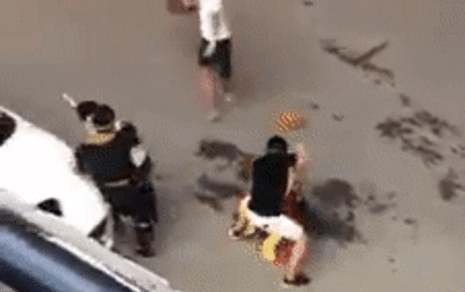 Nhóm thanh niên lao vào tấn công, đánh túi bụi 2 người mặc đồ Ngộ Không và Bát Giới trên phố gây náo loạn Ảnh 2