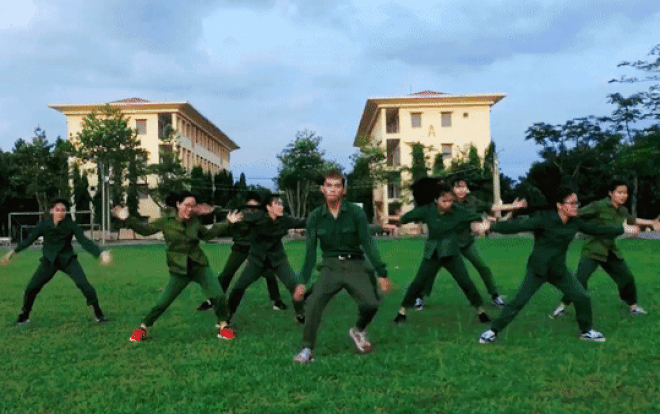 Màn nhảy hiện đại cực 'chất' của sinh viên ĐH Nông Lâm TP.HCM trong kỳ học quân sự khiến CĐM hết lời khen ngợi Ảnh 2