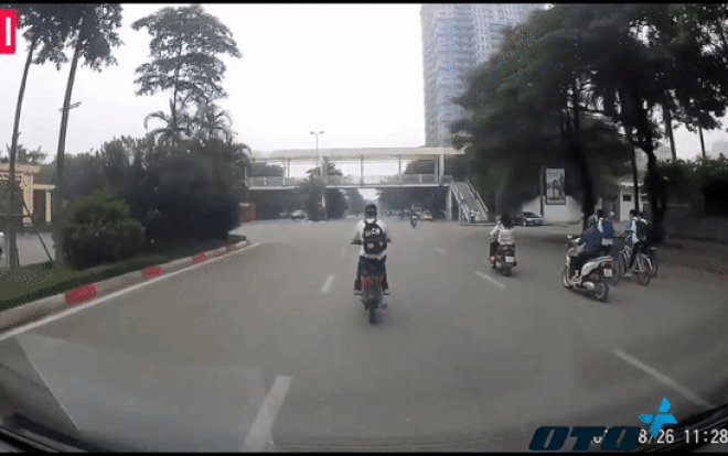 Nam sinh chạy xe máy tạt đầu ô tô, lạng lách và thể hiện màn bốc đầu xe khiến dân tình lắc đầu ngán ngẩm Ảnh 2