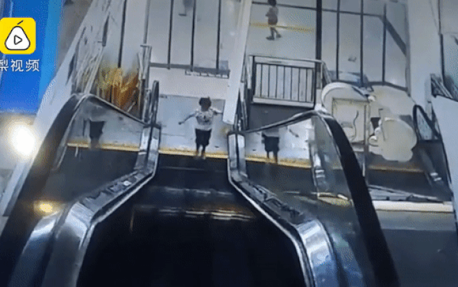 Cánh tay bị kẹt trong thang cuốn vì nghịch ngợm, bé gái khóc lóc hoảng loạn Ảnh 2