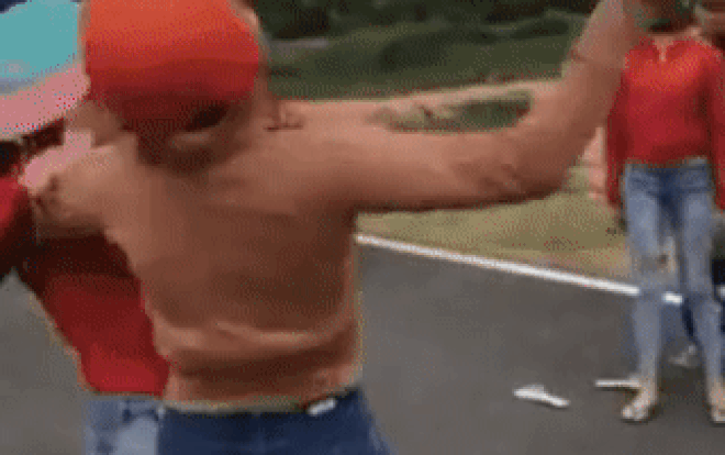 Thấy 2 cô gái lao vào đánh nhau dã man, những người xung quanh không can ngăn còn hô hào: 'Đánh vào mặt nó, đánh nó đi' Ảnh 2