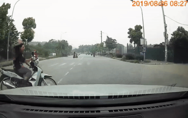 Đứng tim khoảnh khắc cô gái trẻ văng lên nắp capo ô tô do cố tình phóng nhanh vượt ẩu khi sang đường Ảnh 2