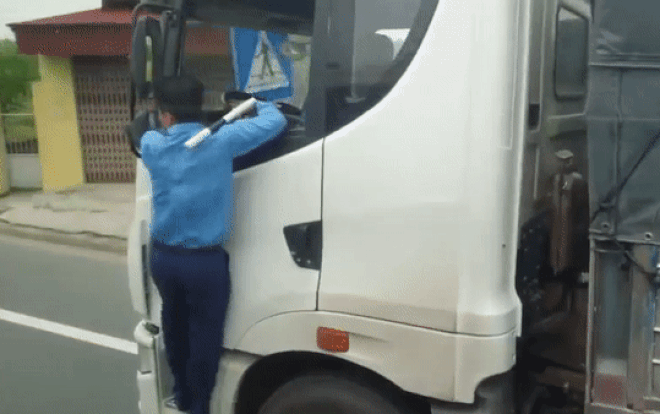 Clip: Thấy thanh tra giao thông bám vào cửa buồng lái, tài xế xe tải vẫn cho xe lao nhanh gây bức xúc Ảnh 2