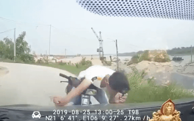Clip: Lái xe máy ôm cua với tốc độ cao, nam thanh niên ngay lập tức nhận 'kết đắng' Ảnh 2