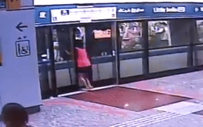 Đến muộn còn cố chen vào tàu bằng mọi giá, người phụ nữ bị kẹt giữa hai cửa Ảnh 2