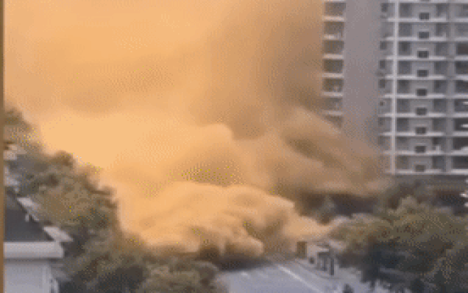 Mặt đường nổ tung, bụi bay mù mịt do nổ đường ống dẫn dầu Ảnh 2