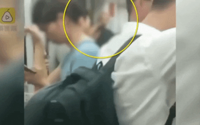 Hồn nhiên hôn nhau trên tàu điện ngầm, cặp đôi hứng đủ 'gạch đá' từ MXH Ảnh 2