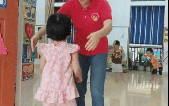 Màn chào hỏi đặc biệt của cô giáo mầm non với học trò mỗi sáng vào lớp khiến CĐM hết lòng tán thành Ảnh 2