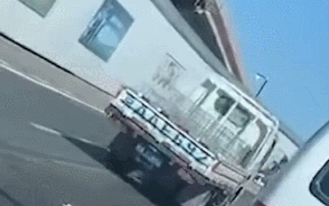 Người đàn ông trộm xe tải, đâm vào nhân viên kiểm tra hòng chạy trốn Ảnh 2