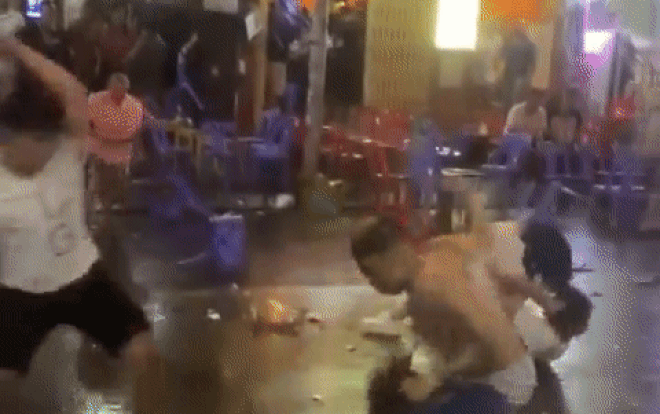 2 nhóm thanh niên lao vào hỗn chiến kinh hoàng lúc rạng sáng tại phố tây Bùi Viện Ảnh 2