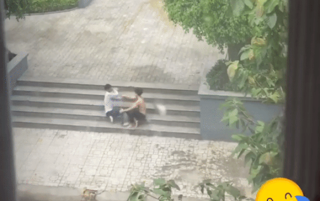 Xem clip hai chàng trai chơi đùa dưới mưa, tự nhiên thấy trong lòng vui vẻ đến lạ Ảnh 2