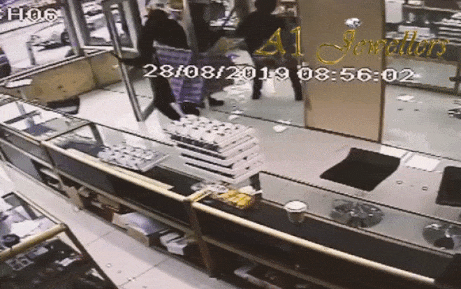 Táo tợn kẻ cướp dùng búa đập phá tủ đồ trang sức giữa ban ngày Ảnh 2