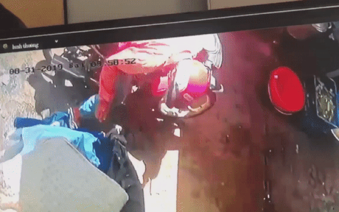 Xôn xao clip tài xế xe ôm công nghệ nghi nhặt tiền người khác đánh rơi rồi cuống cuồng bỏ chạy khi bị đuổi theo Ảnh 2