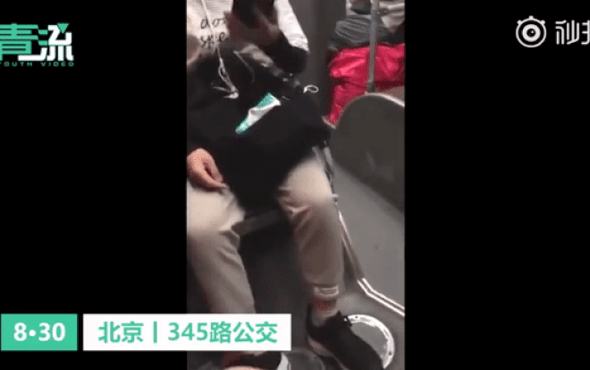 Bị nhắc nhở khi vứt rác trên xe buýt, người phụ nữ không xin lỗi mà còn có hành động quá đáng này Ảnh 2