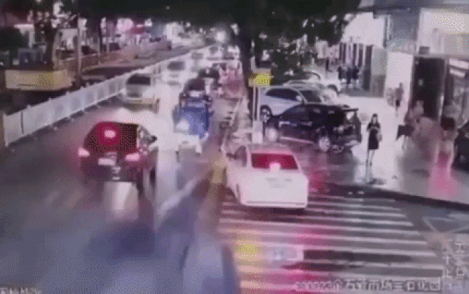 Kinh hoàng ô tô mất lái đâm liên tiếp vào 5 chiếc xe khác trên đường Ảnh 2