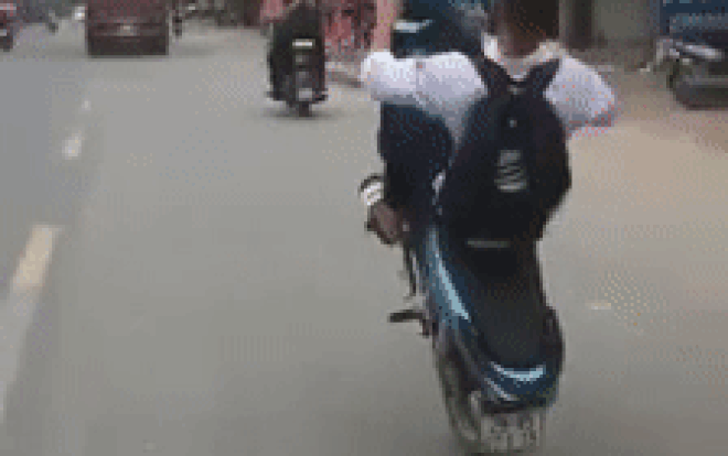 Clip: Nam sinh không đội mũ bảo hiểm bốc đầu xe máy, lạng lách thách thức CSCĐ và cái kết 'đắng nghét' Ảnh 2