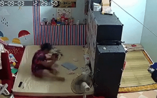 Xôn xao clip người giúp việc bế xốc, đánh cháu bé lia lịa nhưng hành động 'trả đũa' của ông bố lại gây tranh cãi Ảnh 2