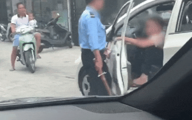 Bị đuổi không cho đỗ xe, tài xế rút gậy 3 khúc dọa đánh bảo vệ Ảnh 2