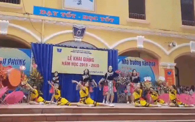 Á hậu Tường San nhảy 'Để Mị nói cho mà nghe' khi về trường cũ dự khai giảng Ảnh 2