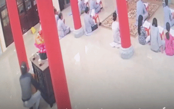Camera ghi hình tên trộm nhấc bổng hòm tiền công đức của nhà chùa rồi bỏ chạy chỉ trong 15 giây Ảnh 2