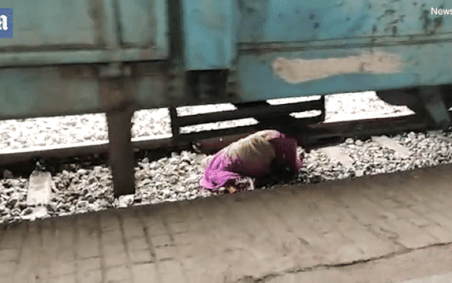 'Đứng tim' giây phút bà cụ thoát chết dưới gầm tàu hỏa nhờ phản ứng nhanh trí Ảnh 2