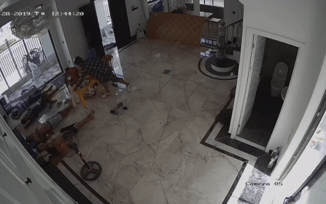 Clip trộm lẻn vào nhà để cửa hớ hênh và lấy điện thoại khi 4 người đàn ông đang ngủ say Ảnh 2