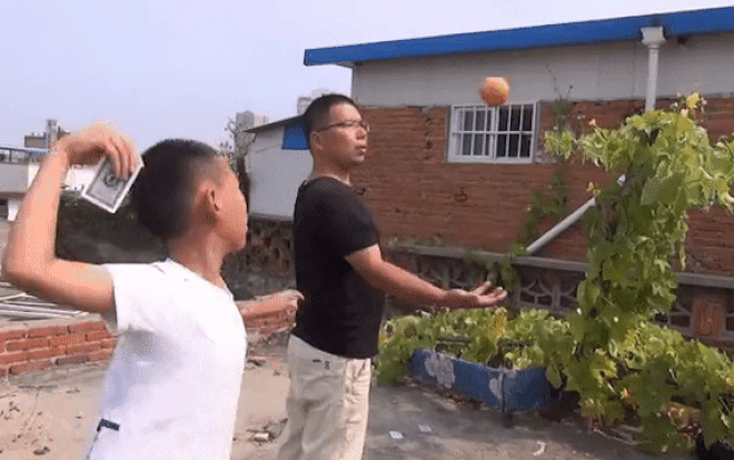 Cậu bé gây choáng với kỹ năng 'thần sầu': Ném lá bài cắt trúng trái cây và ván gỗ Ảnh 2