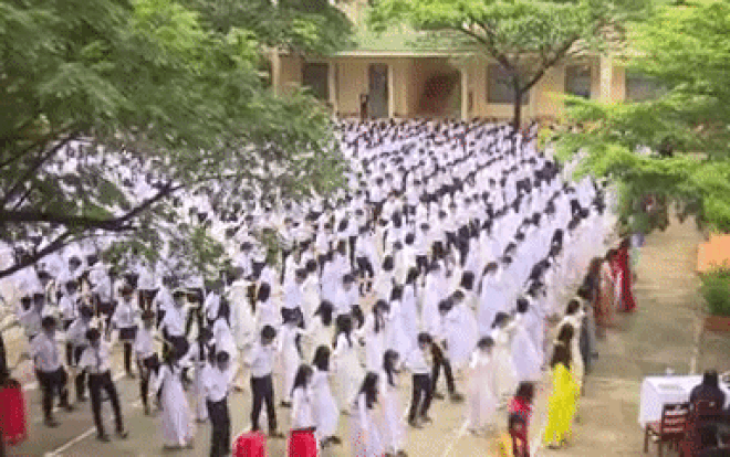 Màn nhảy cha cha cha cực đẹp mắt của thầy cô và gần 1000 học sinh Đak Nông nhận vô số lời khen ngợi Ảnh 2