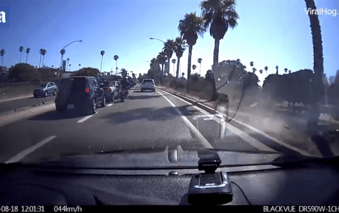 Dùng chân đạp gương ô tô, người lái xe máy mất thăng bằng và nhận kết cục đáng xấu hổ Ảnh 2