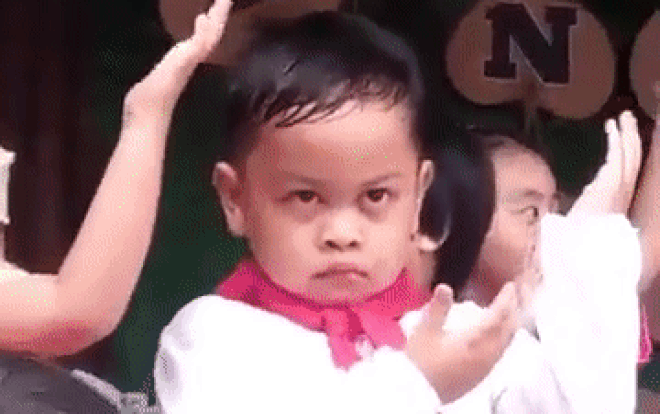 Cậu bé với biểu cảm gương mặt 'hờn cả thế giới' khi biểu diễn văn nghệ khiến CĐM vô cùng thích thú Ảnh 2