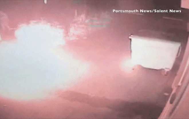 Hết châm lửa đốt rồi đập cây ATM nhưng không thành, nhóm cướp đành bỏ đi tay trắng Ảnh 2