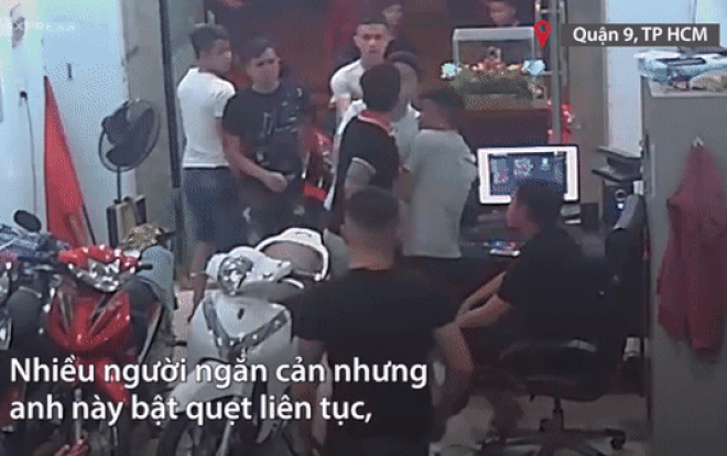 Clip: Nam thanh niên bất ngờ tạt xăng rồi bật lửa đốt tiệm cầm đồ khiến nhiều người nhốn nháo chạy thoát thân Ảnh 2