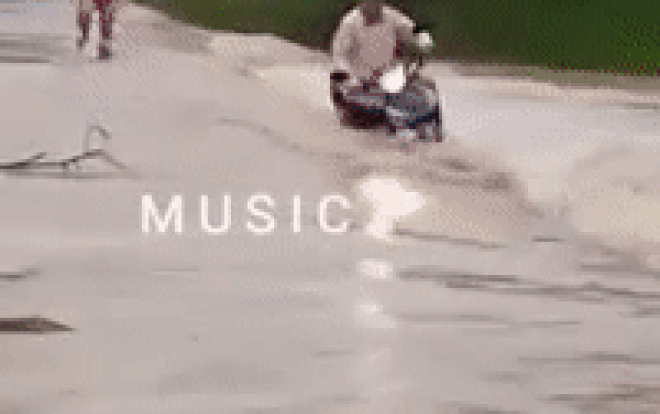 Clip người đàn ông liều lĩnh băng qua cầu tràn, suýt bị dòng nước lũ chảy xiết cuốn trôi Ảnh 2