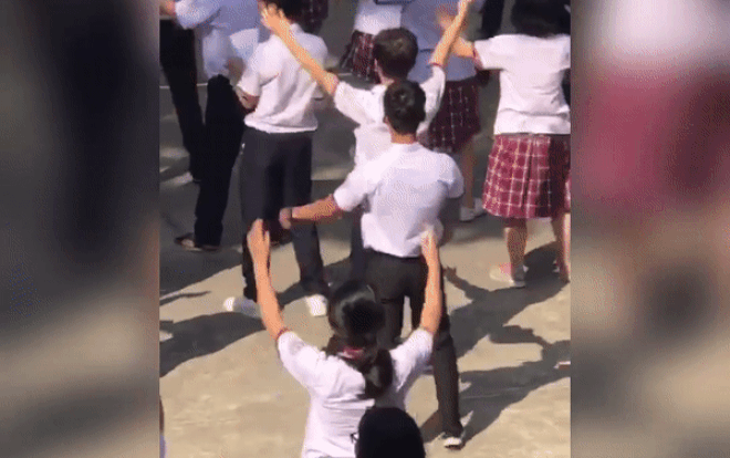 Nam sinh ‘hững hờ’ của năm, vừa tập thể dục vừa học bài khiến cộng đồng mạng ‘cười xỉu’ Ảnh 2