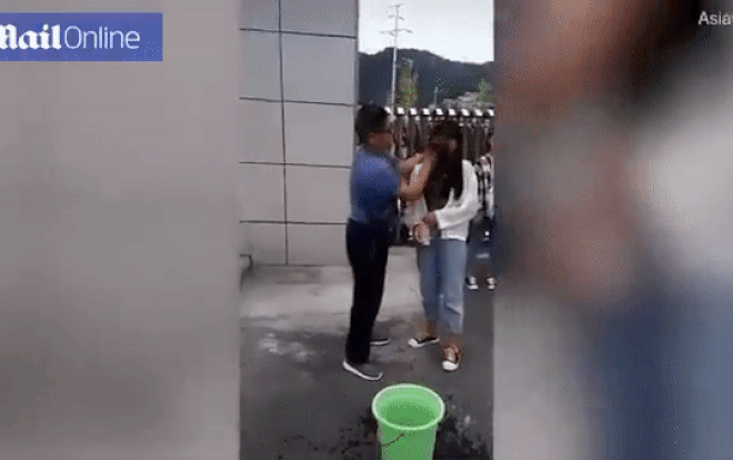 Nam giáo viên cầm khăn lau lớp trang điểm trên mặt nữ sinh trước cổng trường gây tranh cãi dữ dội Ảnh 2
