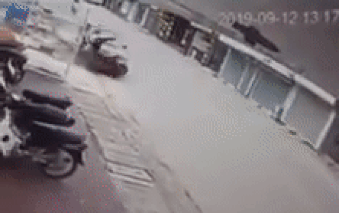 Clip: Đang đi trên đường, thiếu nữ 17 tuổi bị ô tô hất văng lên nóc xe Ảnh 2