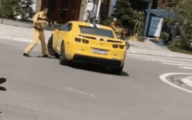 Lộ diện hai người đàn ông chạy xe sang bị CSGT dùng súng AK đập bể kính Ảnh 2