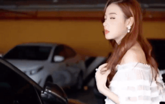 Đẳng cấp hotgirl đời đầu gọi tên Midu: Chỉ soi gương ở hầm xe thôi mà cũng xinh hết phần thiên hạ Ảnh 2