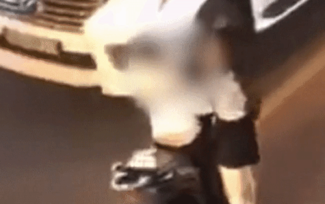 Cặp đôi không đội mũ bảo hiểm, dừng xe máy giữa phố đông người để cãi nhau gây bức xúc Ảnh 2