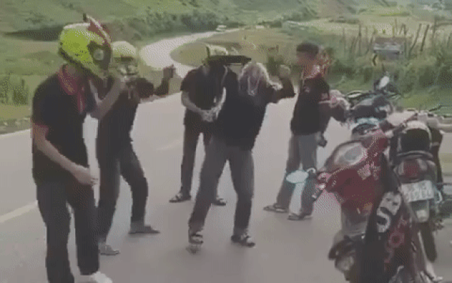 Thêm nhóm phượt thủ bật nhạc nhảy giữa đường nhiều xe cộ qua lại khiến dân tình phát hoảng Ảnh 2